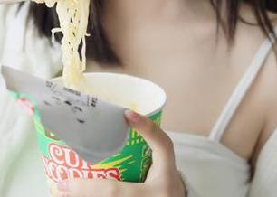 91吃瓜网页：站在边缘，我只是个观察者吗？